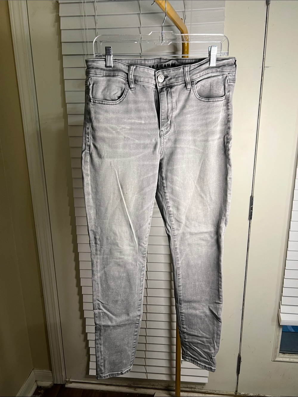American Eagle Outfitters Straight Leg Jeans in Light Gray Wash